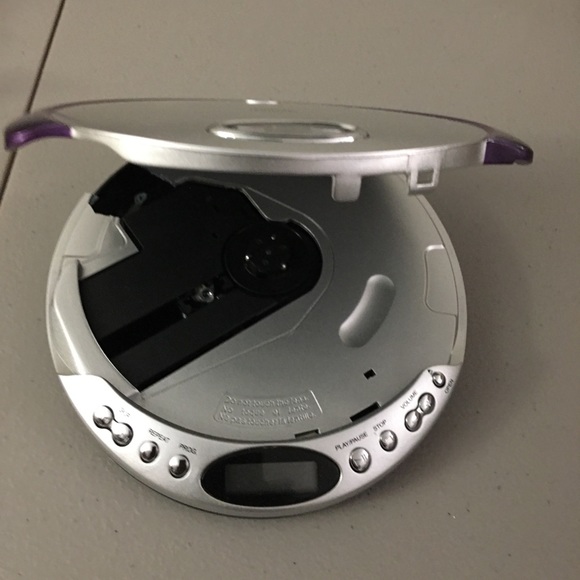 VINTAGE PORTABLE CD PLAYER - Picture 3 of 3